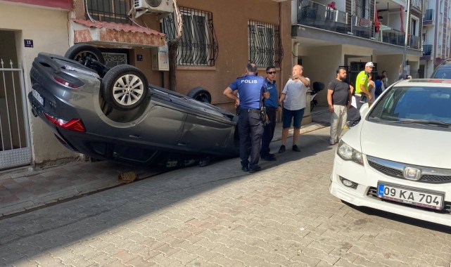 Park halindeki araca çarpan otomobil ters döndü: 1 yaralı