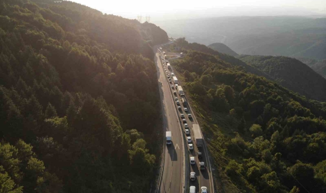 Pazar günü Bolu'dan İstanbul'a ağır taşıtlara geçiş sınırlandırıldı