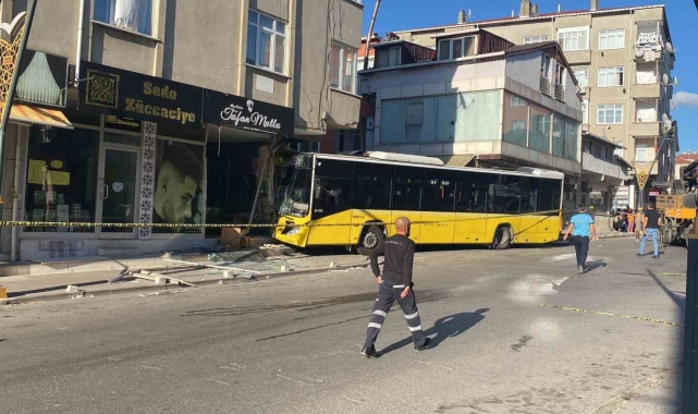 Pendik'te İETT otobüsü kuaför dükkanına daldı: 6 yaralı