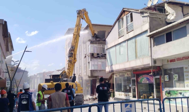 Pendik'te İETT otobüsünün çarptığı 4 katlı bina yıkılıyor