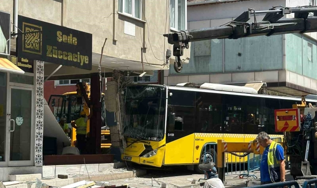 Pendik'te İETT otobüsünün çarptığı binada güçlendirme çalışmaları devam ediyor