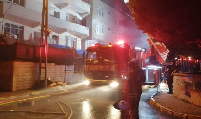 Pendik'te iki binanın çatısı alevlere teslim oldu