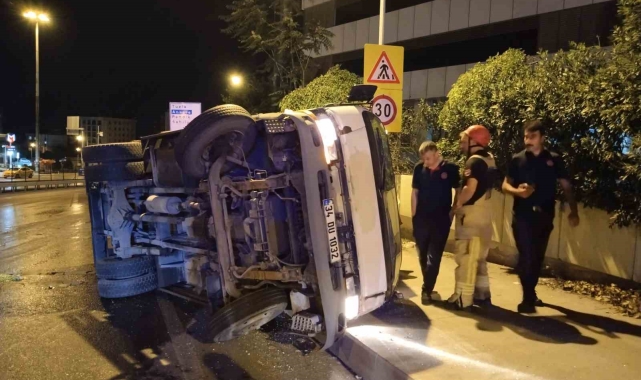 Pendik'te sebze yüklü kamyon devrildi: 2 yaralı