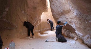 Peribacasına yapıştırılan pamuklar temizleniyor