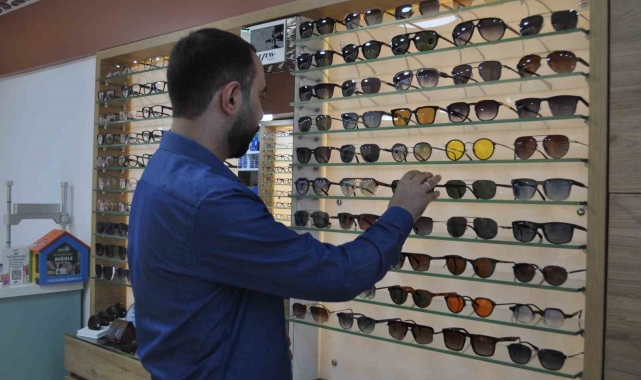 Plastik ve geri dönüşüm malzemelerinden yapılan imitasyon gözlüklere dikkat