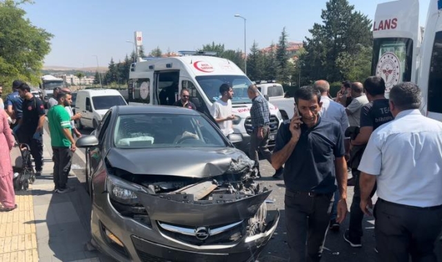 Polatlı'da yakınının cenazesine giden otomobille hafif ticari araç çarpıştı: 5 yaralı