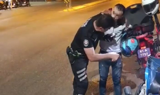 Polisten motosiklet sürücüsüne "sesli" ders