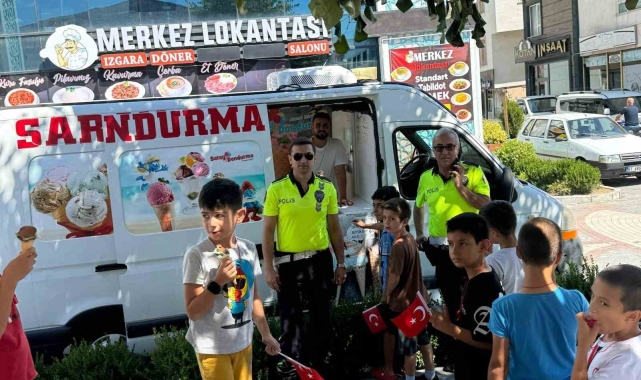 Polisten öğrencilere trafik eğitimi