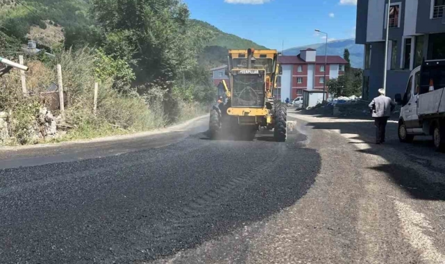 Posof'ta bozulan yollar asfaltlanıyor