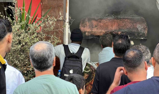 Restoranda yangın çıktı: Yoldan geçen Afrikalı vatandaş hortumla müdahale etti