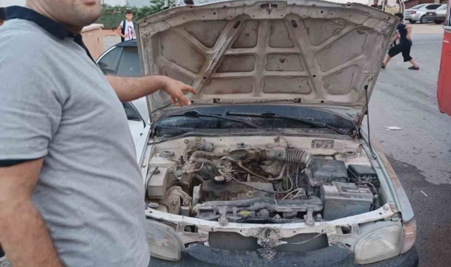Reyhanlı'da motor kısmı yanan araçta hasar oluştu