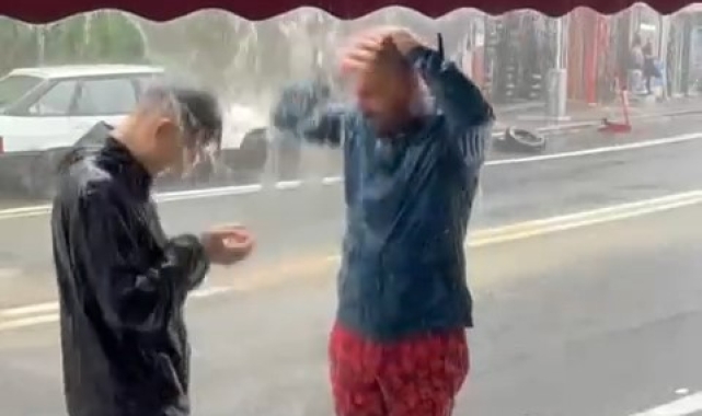Rize'de sıcaktan bunalan gençler yağmur altında duş aldı