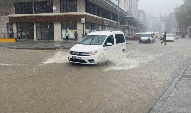 Rize'de şiddetli yağmurda cadde ve sokaklar göle döndü
