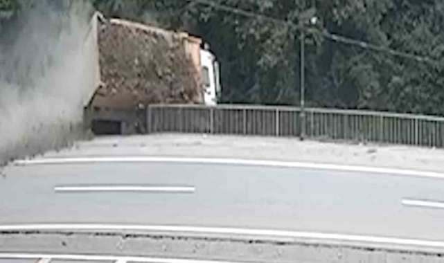 Rize'de taş kamyonunun dereye düşme anı kameralara yansıdı