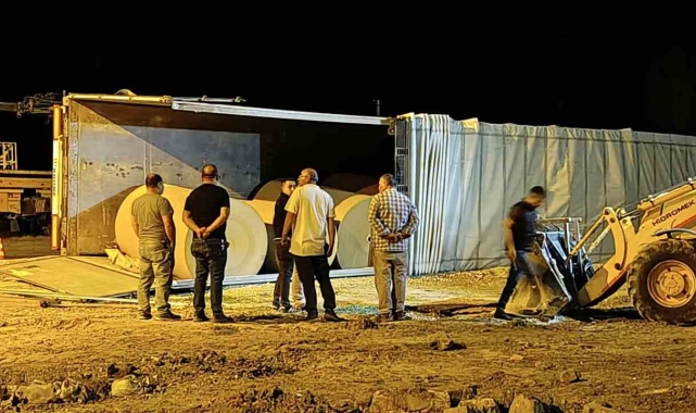 Rulo kağıt yüklü tır devrildi