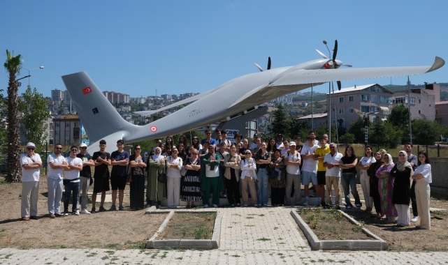 Rumen öğrencilerden Canik'te Akıncı TİHA pozu
