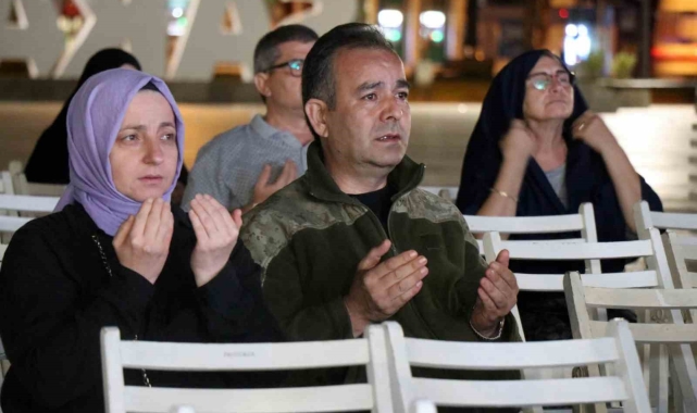Saatler 03.02'de eller semaya açıldı