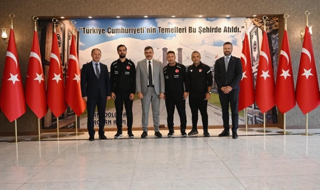 Sabri Sarıoğlu'ndan Vali Çiftçi'ye milli takım forması