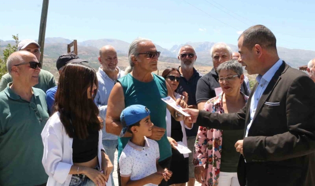 Sağlık ekipleri köylerde keneye karşı vatandaşları bilgilendiriyor