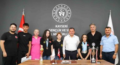 Şampiyon yüzücülerden Kabakcı'ya ziyaret