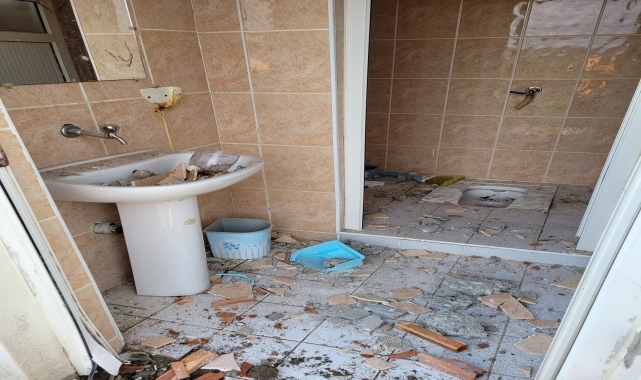 Samsun'da yıldırımın isabet ettiği minarenin elektrik hattı ve lavabolarda hasar oluştu