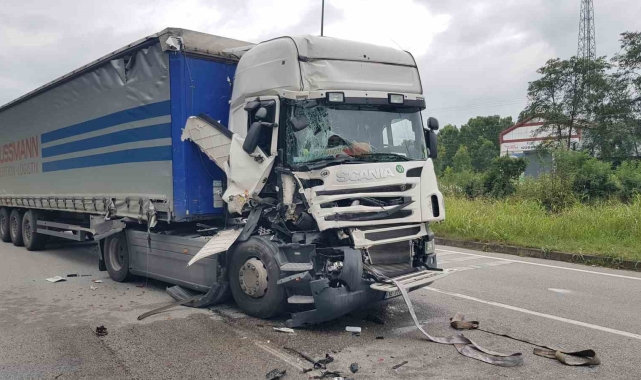 Samsun'da ışıkta duran tıra arkadan çarptı