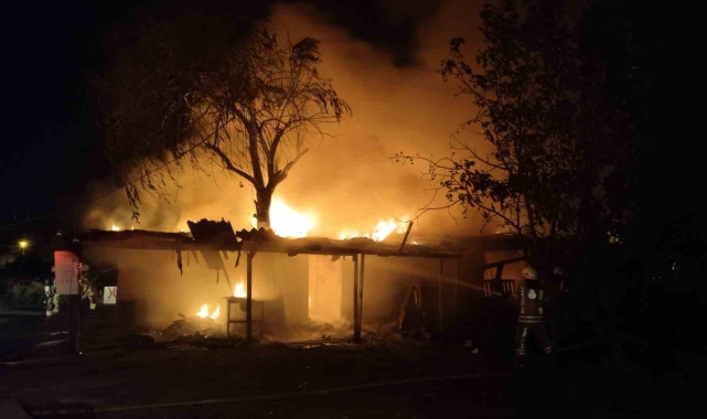 Sancaktepe'de gecekondu alev alev yandı