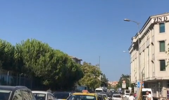 Sancaktepe'de ters yönden gelen sürücüler, motosikletliyi çileden çıkardı
