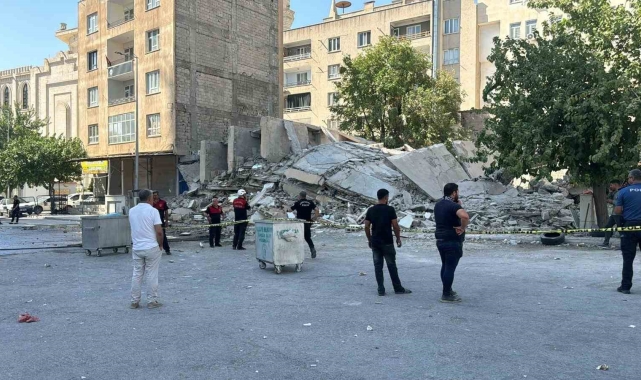 Şanlıurfa'da faciadan dönüldü: Yıkım sırasında bina iş makinesinin üzerine devrildi