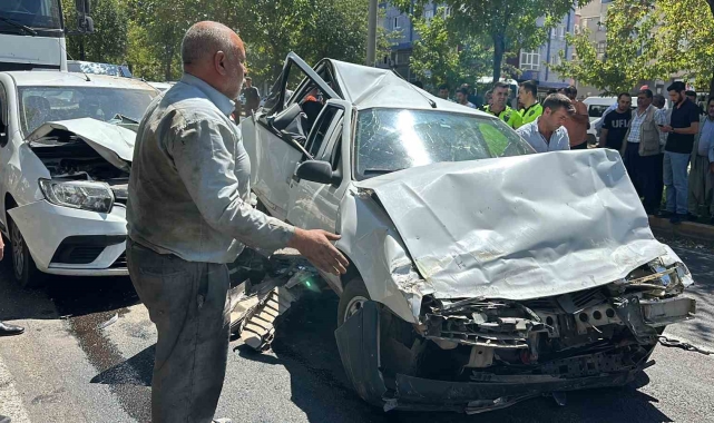 Şanlıurfa'da kırmızı ışıkta bekleyen araçlara tır çarptı: 3 yaralı