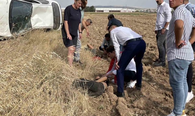 Şarampole devrilen otomobildeki yaralılara, düğün konvoyundakiler yardım etti