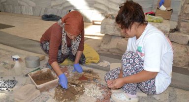 Sardes'te 2 bin yıllık mozaiklere kadın eli değdi