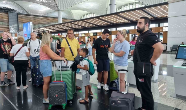 Seferleri iptal edilen Karadağ yolcuları iki gündür İstanbul Havalimanı'nda bekliyor