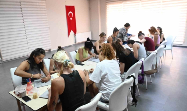 Seramikle Sanat Terapisi'ne katılan 'Bizim Kızlar' stres attı