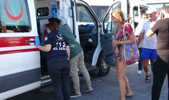 Servis aracı tur aracıyla çarpıştı, 2 turist yaralandı