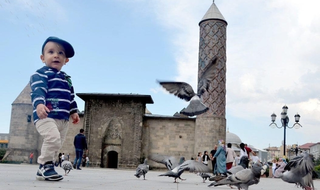 "Sıcak havalarda bol, hafif ve açık renkli giyinin"