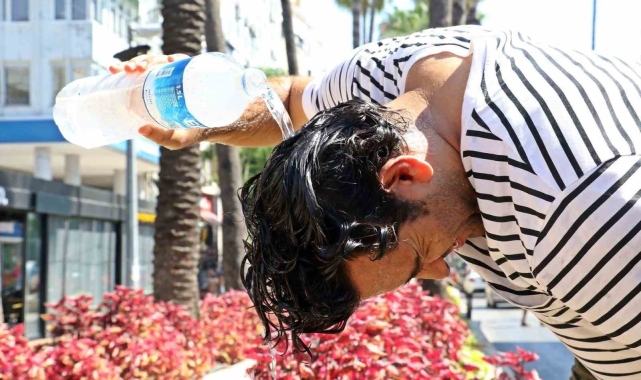 Sıcak havalarda susuzluk hissi olmasa bile her gün en az 2-2,5 litre sıvı tüketilmeli