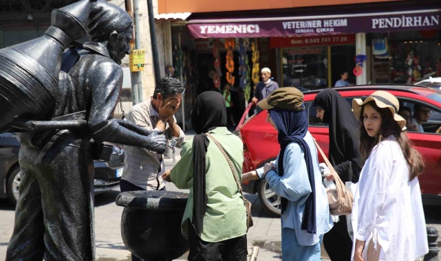 Sıcaktan bunalan vatandaşlar çareyi çeşme başında buldu
