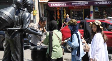 Sıcaktan bunalan vatandaşlar çareyi çeşme başında buldu