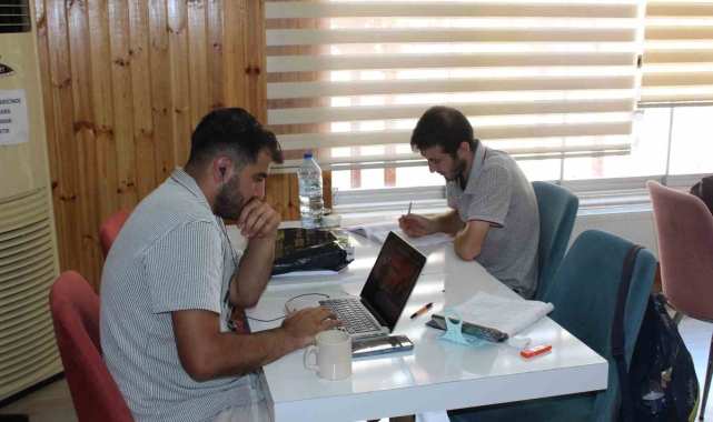 Siirt'te öğrenciler Millet Kıraathanesi'nde sınavlara hazırlanıyor