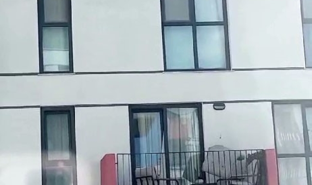 Silivri'de ilginç hırsızlık kamerada: Oltayla evde olmayan komşusunun minderini çaldı