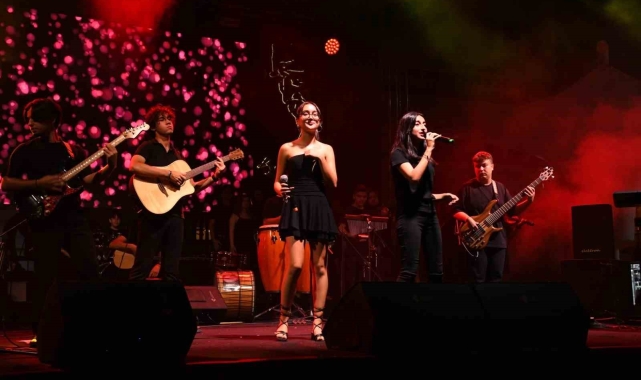 Sındırgı'da MOD10 Gençlik Konserine yoğun ilgi