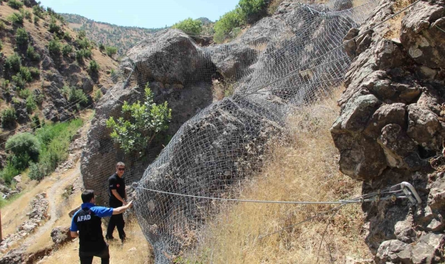 Şırnak'ta dev kayalar halatla bağlandı
