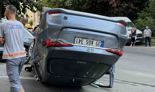 Şişli'de sürücüsünün fren yerine gaza bastığı araç, takla attı