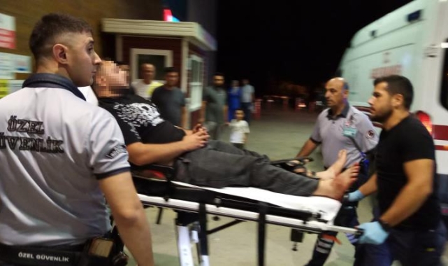 Site bahçesinde alkol alan 2 komşusunu bıçakladı