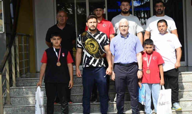 Sivaslı pehlivanlar ödüllendirildi