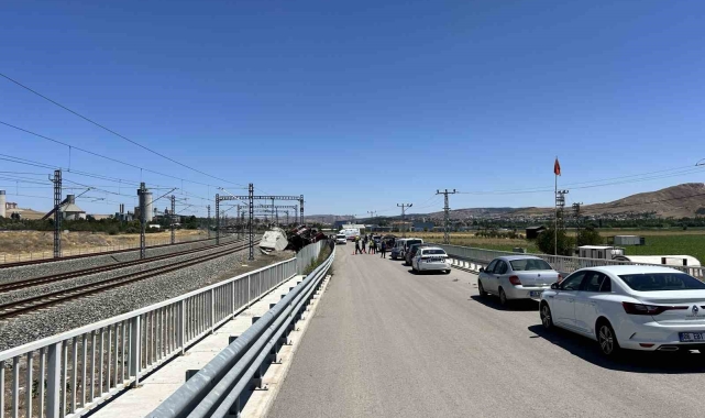 Sivas'ta lokomotif devrildi: 2 yaralı