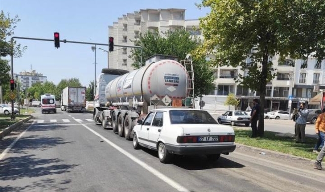 Siverek'te ışıklarda bekleyen tıra, otomobil çarptı: 2 yaralı