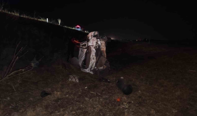 Siverek'te otomobil şarampole devrildi: 2 kişi yaralandı