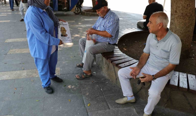 Sokak sokak herkese "Babamı gördünüz mü" diye soruyor